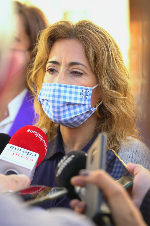 La ministra de Transportes, Movilidad y Agenda Urbana, Raquel Sánchez, ofrece declaraciones a los medios a su llegada a la Mesa de Movilidad Rural, en el Centro de Emigración de Torrecilla, a 17 de febrero de 2022, en Torrecilla de Cameros, La Rioja (Espa