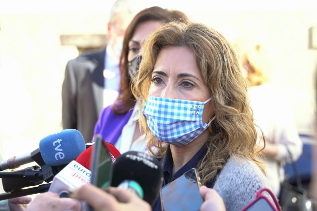 La ministra de Transportes, Movilidad y Agenda Urbana, Raquel Sánchez, ofrece declaraciones a los medios a su llegada a la Mesa de Movilidad Rural, en el Centro de Emigración de Torrecilla, a 17 de febrero de 2022, en Torrecilla de Cameros, La Rioja (Espa