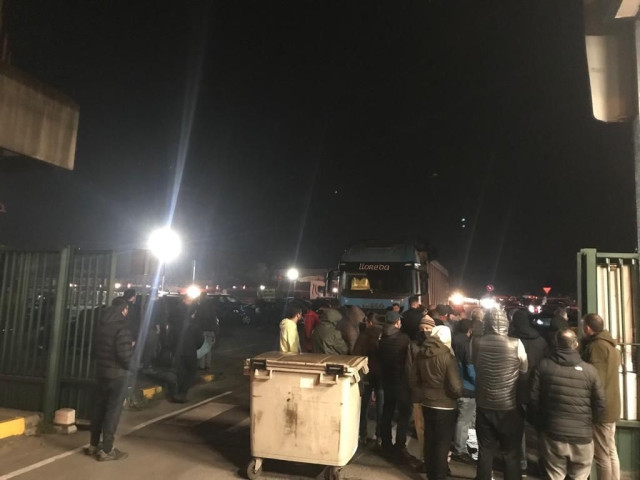 Concentración de trabajadores a la entrada de la planta gijonesa de ArcelorMittal durante el paro de 24 horas convocado por CCOO y CSI en las factorías de la siderúrgica en Asturias