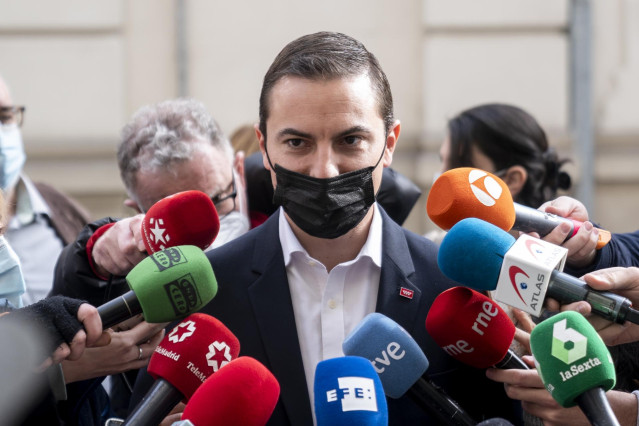 El secretario general del PSOE en Madrid, Juan Lobato, ofrece declaraciones a los medios, a su llegada a la Fiscalía Anticorrupción para la ampliación de la denuncia sobre los contratos al hermano de la presidenta de la Comunidad de Madrid, en la Fiscalía