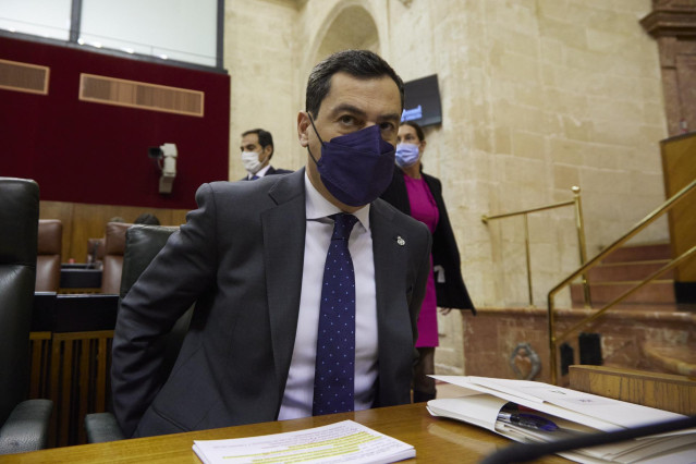 El presidente de la Junta, Juanma Moreno, durante sesión plenaria ordinaria en el Parlamento de Andalucía, a 23 de febrero de 2022 en Sevilla (Andalucía, España) (Foto de archivo).
