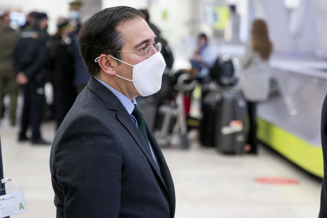 El ministro de Asuntos Exteriores, Unión Europea y Cooperación, José Manuel Albares, en el Aeropuerto Adolfo Suárez Madrid Barajas donde ha acudido a recibir a los españoles repatriados, a 28 de febrero de 2022, en Madrid (España).