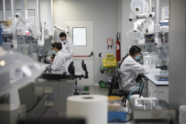 Archivo - Varios trabajadores en el laboratorio de la fábrica de Reig Jofre, en Barcelona, en una imagen de archivo.