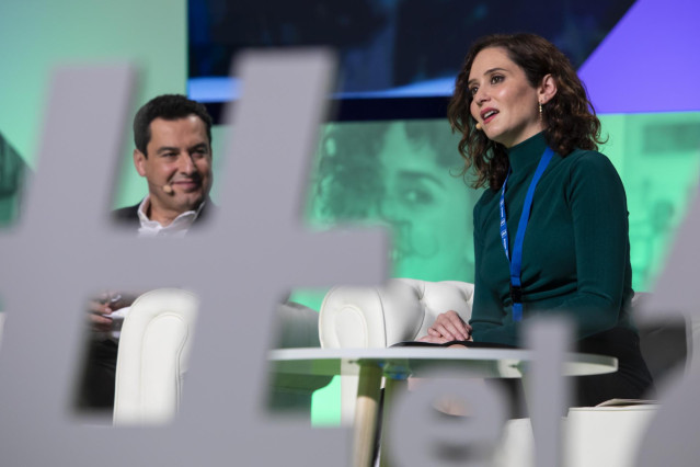 Archivo - El presidente de la comunidad de Andalucía, Juanma Moreno, con la presidenta de la Comunidad de Madrid, Isabel Díaz Ayuso, en una foto de archivo.