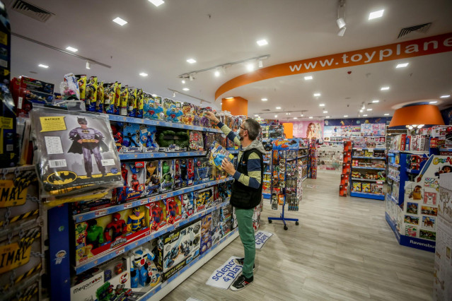 Archivo - Un empleado coloca juguetes de un pasillo de su una tienda de juguetes de la empresa Toy Planet,