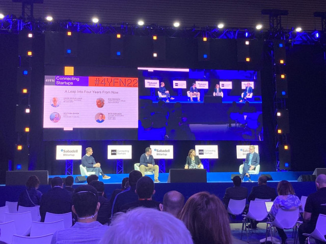 La sesión presencial ‘4YFN Opening Session’ en el MWC con la ceo de Neuroelectrics, Ana Maiques, el executive chairman de Zubi Labs, Iker Marcaide, y el ceo de Advanced Music, Ventura Barba