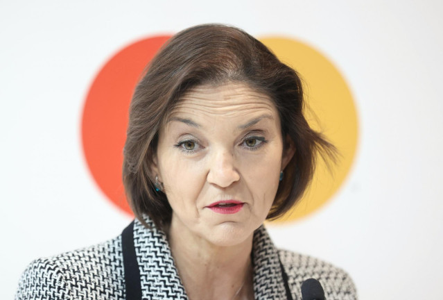 Archivo - La ministra de Industria, Comercio y Turismo, Reyes Maroto, interviene en  el segundo día de la 42ª edición de la Feria Internacional del Turismo, Fitur 2022, en Ifema Madrid, a 20 de enero de 2022, en Madrid, (España).