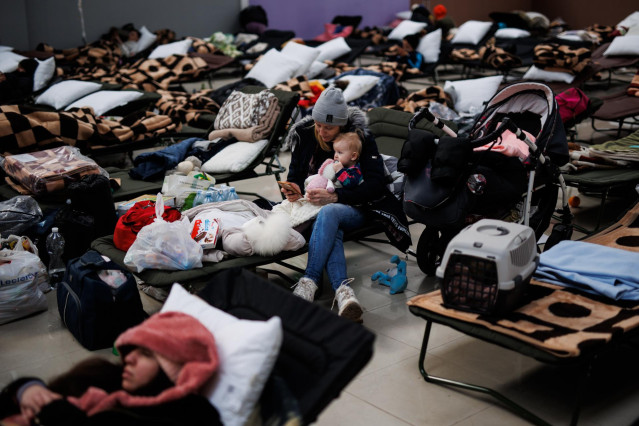 Una mujer con un bebé en un centro comercial habilitado en Polonia para los refugiados que huyen de Ucrania por la invasión de Rusia