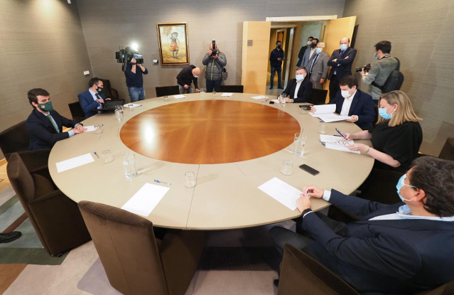 Los equipos negociadores de PP y VOX al inicio de la primera reunión negociadora para la conformación del Gobierno