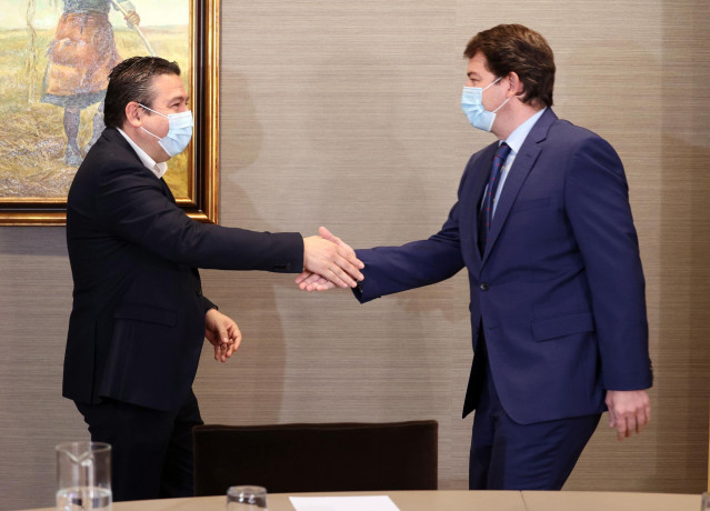 El cabeza de lista de la Unión del Pueblo Leonés, Luis Mariano Santos (i), y el presidente del PP en funciones de la Presidencia de la Junta de Castilla y León, Alfonso Fernández Mañueco, se saludan antes de reunirse en las Cortes.