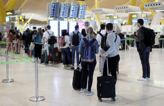 Archivo - Varios pasajeros en la terminal T4 del Aeropuerto Adolfo Suárez - Madrid Barajas en Madrid, (España).