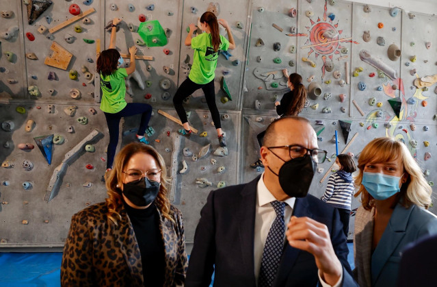La delegada del Gobierno en Aragón, Rosa Serrano, el consejero de Educación de Aragón, Felipe Faci, y la ministra de Educación y Formación Profesional, Pilar Alegría, durante su visita al Instituto de Educación Secundaria Pablo Serrano de Zaragoza.