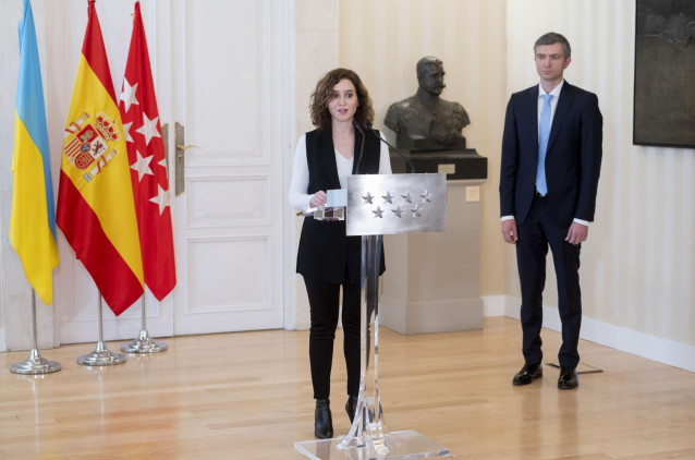 La presidenta de la Comunidad de Madrid, Isabel Díaz Ayuso, durante una rueda de prensa tras una encuentro con el ministro consejero y encargado de Negocios de la Embajada de Ucrania en España, en la Real Casa de Correos, a 28 de febrero de 2022, en Madri