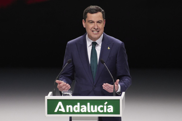 El presidente de la Junta, Juanma Moreno, da el discurso durante el acto de entrega de Medallas de Andalucía 2022 en el Teatro de la Maestranza, a 28 de febrero de 2022 en Sevilla (Andalucía, España)