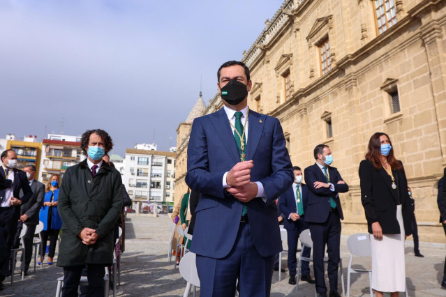 El presidente de la Junta, Juanma Moreno, en la celebración en el Parlamento del pleno institucional por el Día de Andalucía a 28 de febrero del 2022 en Sevilla (Andalucía, España)