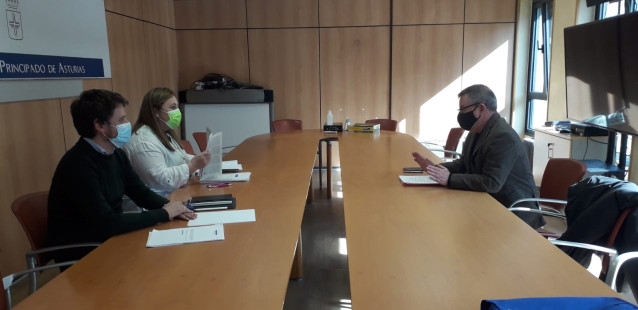 Reunión de la Conseyería d'Educación cola Academia de la Llingua.