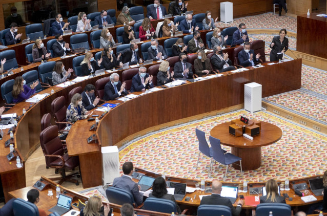 La presidenta de la Comunidad de Madrid, Isabel Díaz Ayuso, interviene en un pleno de la Asamblea de Madrid, a 10 de febrero de 2022, en Madrid (España). Durante el pleno han abordado de nuevo la gestión por parte de la consejera de Familia, Juventud y Po