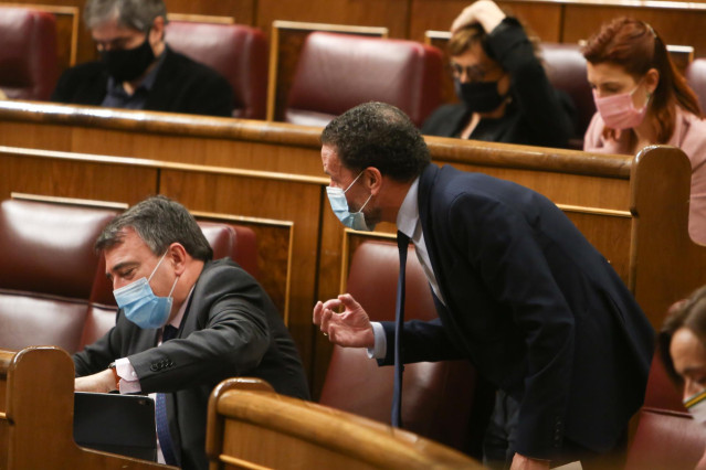 Archivo - El portavoz parlamentario del PNV, Aitor Esteban (i), y el portavoz de Ciudadanos (Cs), Edmundo Bal (d), durante una sesión plenaria en el Congreso