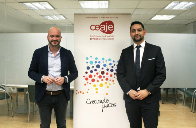 El presidente de la CEAJE, Fermín Albaladejo, y el presidente de la Comisión de Jóvenes Economistas del CGE, Samuel Cruz, durante la firma del acuerdo.