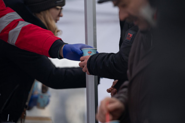 Un hombre proveniente de alguna ciudad de Ucrania, recibe comida por parte de la Cruz Roja, en las inmediaciones de la estación de tren de Lviv, a 2 de marzo de 2022, en Lviv (Ucrania).