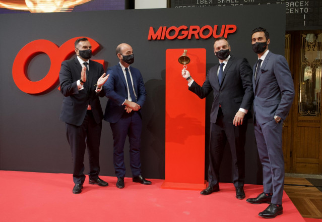 Archivo - El presidente de Miogroup, Yago Arbeloa, toca la campana rodeado de sus hermanos Álvaro Arbeloa (d), exfutbolista del Real Madrid y socio de la consultora,  Raúl Arbeloa (2i) director de servicios corporativos, y Francisco Jiménez-Alfaro, ceo de