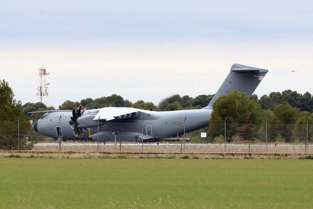 Uno de los aviones del ejército del Aire a su llegada a la base aérea de Los Llanos para recoger el cargamento de armas que enviarán a Ucrania, en la base aérea de Los Llanos de Albacete