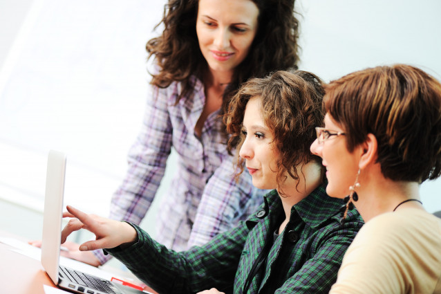 Mujeres trabajando con un ordenador.
