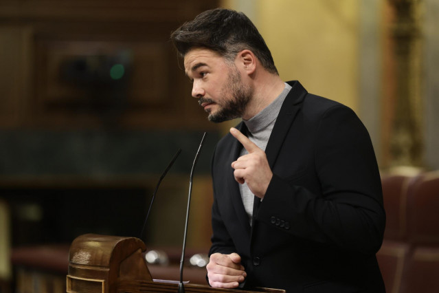 El portavoz parlamentario de ERC, Gabriel Rufián, interviene en una sesión plenaria, en el Congreso de los Diputados, a 2 de marzo de 2022, en Madrid (España).