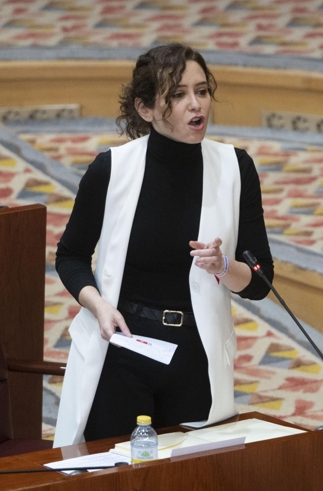 La presidenta de la Comunidad de Madrid, Isabel Díaz Ayuso, interviene en una sesión plenaria, en la Asamblea de Madrid
