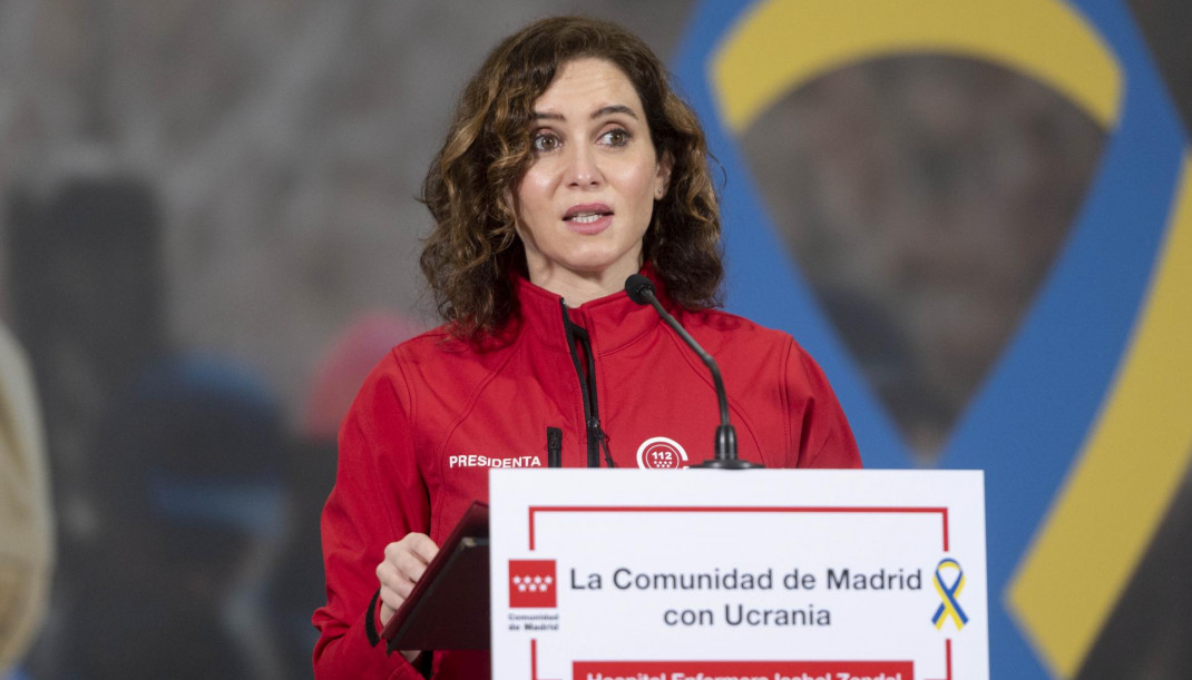 La presidenta de la Comunidad de Madrid, Isabel Díaz Ayuso, interviene durante su visita al centro de coordinación logístico habilitado por el Gobierno regional en el Hospital público Enfermera Is