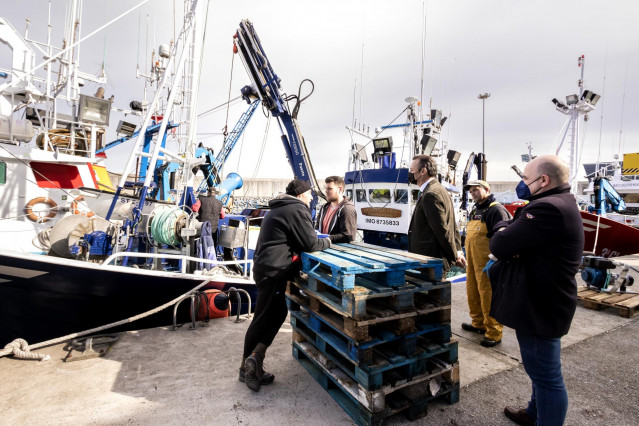 El consejero de Desarrollo Rural, Ganadería, Pesca, Alimentación y Medio Ambiente, Guillermo Blanco, visita la subasta de bocarte en el Puerto de Laredo.- Archivo