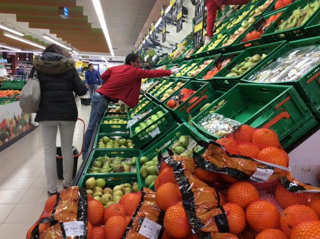 Archivo - Frutas en un lineal