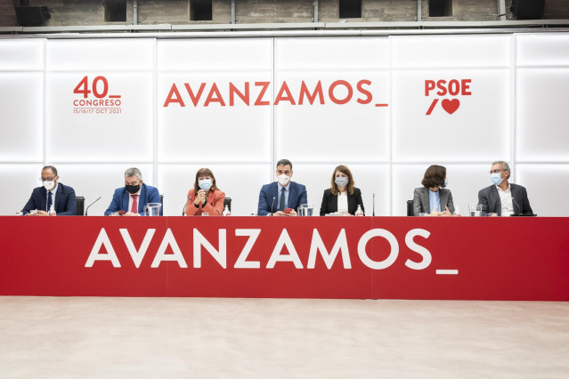 Archivo - Pedro Sánchez y la dirección del PSOE