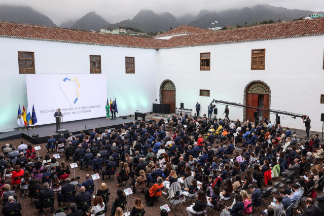 Acto de homenaje a la ejemplaridad del pueblo de La Palma en el claustro del Convento de San Francisco, en Santa Cruz de La Palma