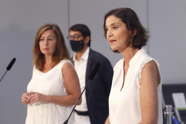 Archivo - (I-D) La presidenta del Govern balear, Francina Armengol, y la ministra de Industria, Comercio y Turismo, Reyes Maroto. Archivo.