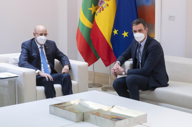 El presidente del Gobierno, Pedro Sánchez (d), y el presidente de Mauritania, Mohamed Ould Ghazouani (i), conversan en el Palacio de la Moncloa