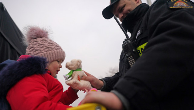 EuropaPress 4318801 16 march 2022 poland medyka polish border guard gives soft toy to young