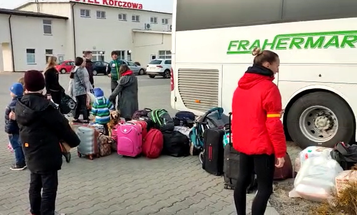 Salida de menores y familias procedentes de Ucrania con destino a Canjáyar (Almería).