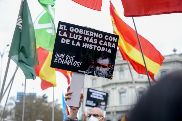 Una pancarta, con la cara del presidente del gobierno español que reza 'El gobierno con la luz más cara' 'Hay que echarlos', en la protesta bajo el lema '¡Qué paguen ellos!', en Cibeles, a 19 de marzo de 2022, en Madrid (España).