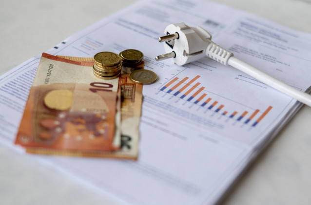 Archivo - Un cable, dinero y una factura de luz, a 3 de enero de 2022, en Madrid, (España).