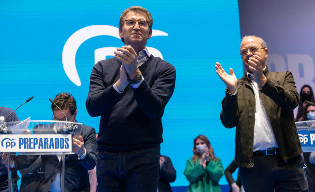 El candidato a la presidencia del PP,  Alberto Núñez Feijóo (i), y el presidente del PP de Extremadura, José Antonio Monago (d), aplauden en un acto de cierre de campaña previo al XX Congreso Nacional del PP, en el Palacio de Congresos de Mérida