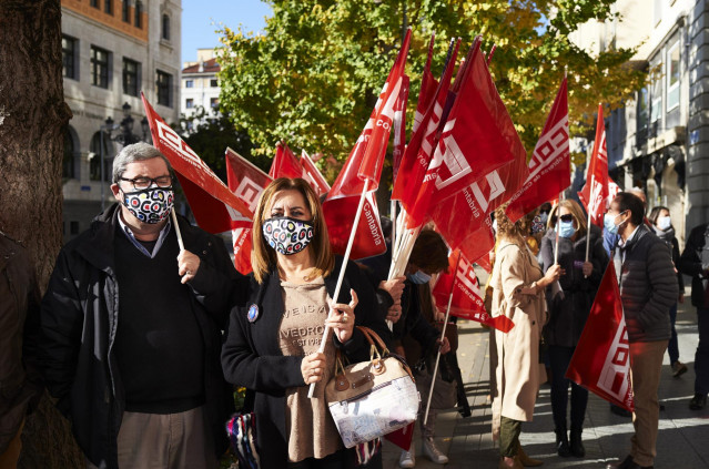 Archivo - Varias personas sostienen banderas de CCOO durante una concentración en una imagen de archivo.