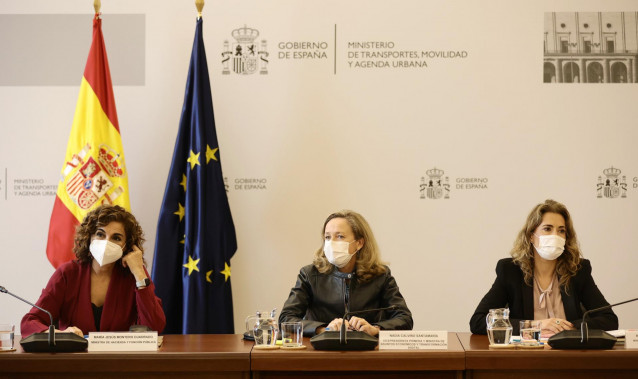 (I-D) La ministra de Hacienda y Función Pública, María Jesús Montero; la vicepresidenta primera y ministra de Asuntos Económicos y Transformación Digital, Nadia Calviño; la ministra de Transportes, Movilidad y Agenda Urbana, Raquel Sánchez