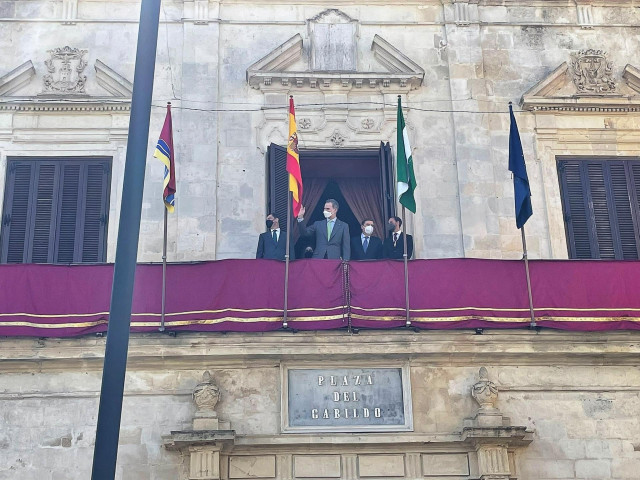 El Rey Felipe VI saluda desde el balcón del antiguo Ayuntamiento de Sanlúcar.