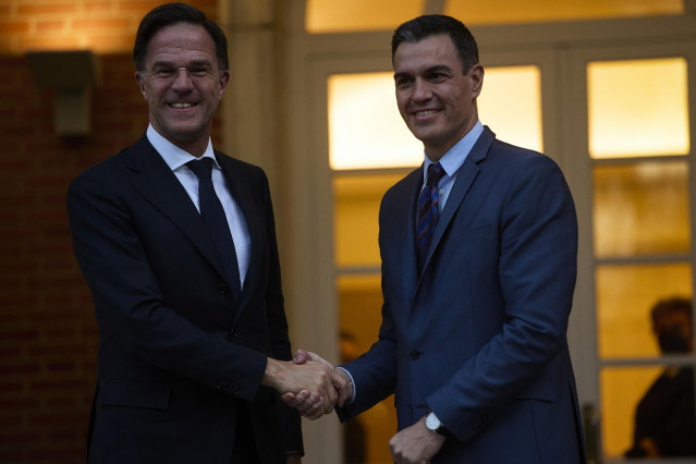 El presidente del Gobierno, Pedro Sánchez (d), recibe al primer ministro de Países Bajos, Mark Rutte (i), en el Palacio de la Moncloa, a 30 de marzo de 2022, en Madrid (España).