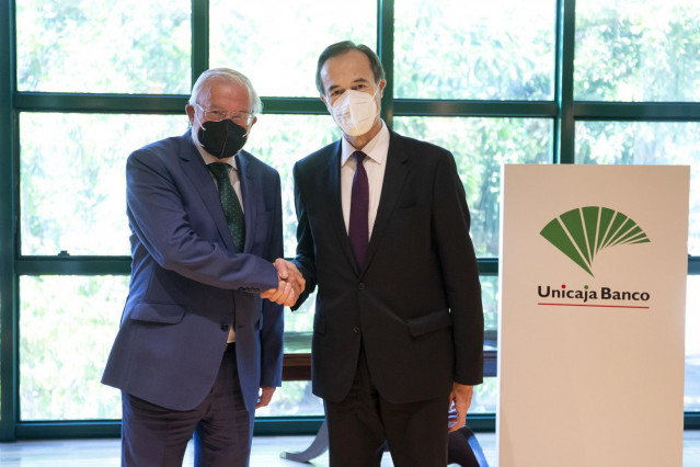 Archivo - De izquierda a derecha, el presidente de Unicaja Banco, Manuel Azuaga, y consejero delegado, Manuel Menéndez, durante la inscripción en el Registro Mercantil de Málaga de la fusión por absorción entre Unicaja Banco y Liberbank