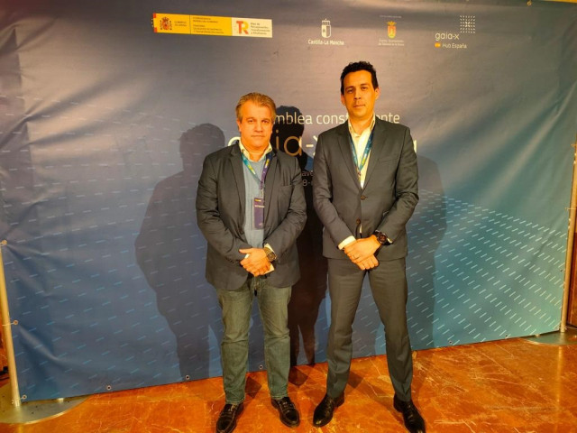 El director de OasiX, Carlos García, y el consejero delegado de CloudGlobal, Ludovico López, durante el acto de constitución de la asociación Gaia X en Talavera de la Reina