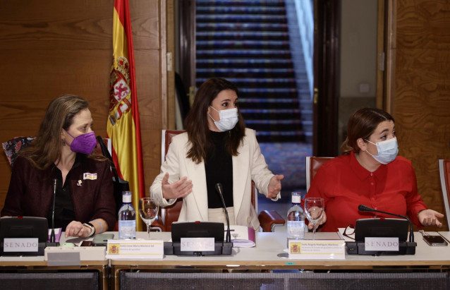 (I-D) La delegada del Gobierno contra la Violencia de Género, Victoria Rosell; la ministra de Igualdad, Irene Montero; y la secretaria de Estado de Igualdad y contra la Violencia de Género, Ángela Rodríguez, presiden la reunión extraordinaria de la Confer