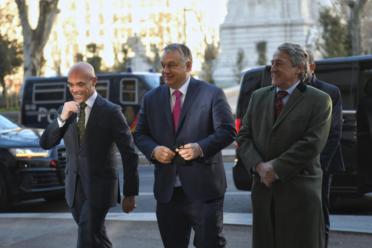 Archivo - Los eurodiputados de Vox Jorge Buxadé y Hermann Tertsch junto al primer ministro de Hungría, Viktor Orbán, en la Cumbre celebrada en Madrid el 29 de enero