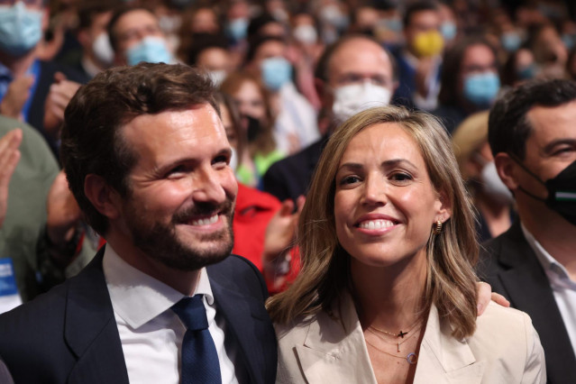 El presidente saliente, Pablo Casado, con su mujer después de su intervención en el Palacio de Congresos y Exposiciones de Sevilla (FIBES) para participar en el XX Congreso extraordinario del PP, a 1 de abril de 2022, en Sevilla, Andalucía (España).